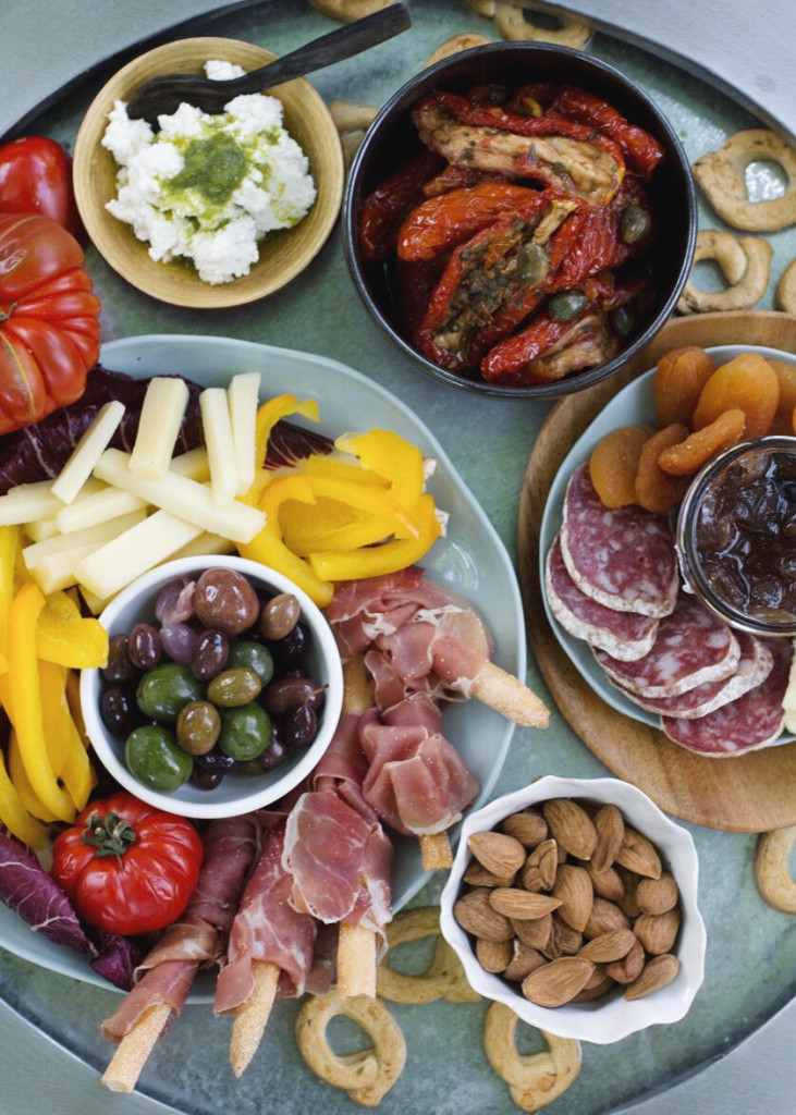 How to Make an Italian Charcuterie Board