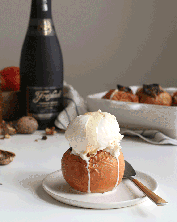 boozy baked apples recipe for a healthy holiday dessert that tastes just like apple pie!