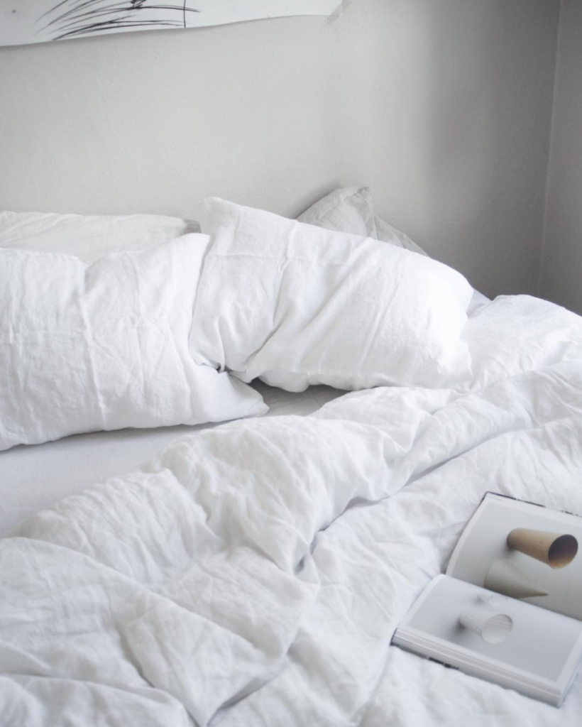 perfect lazy morning with white sheets // anne sage