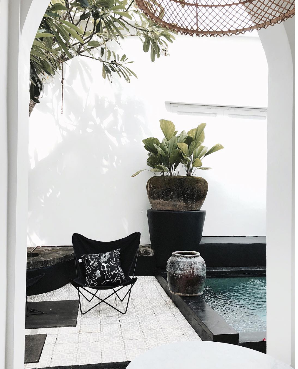 outdoor decor with black butterfly chair // anne sage