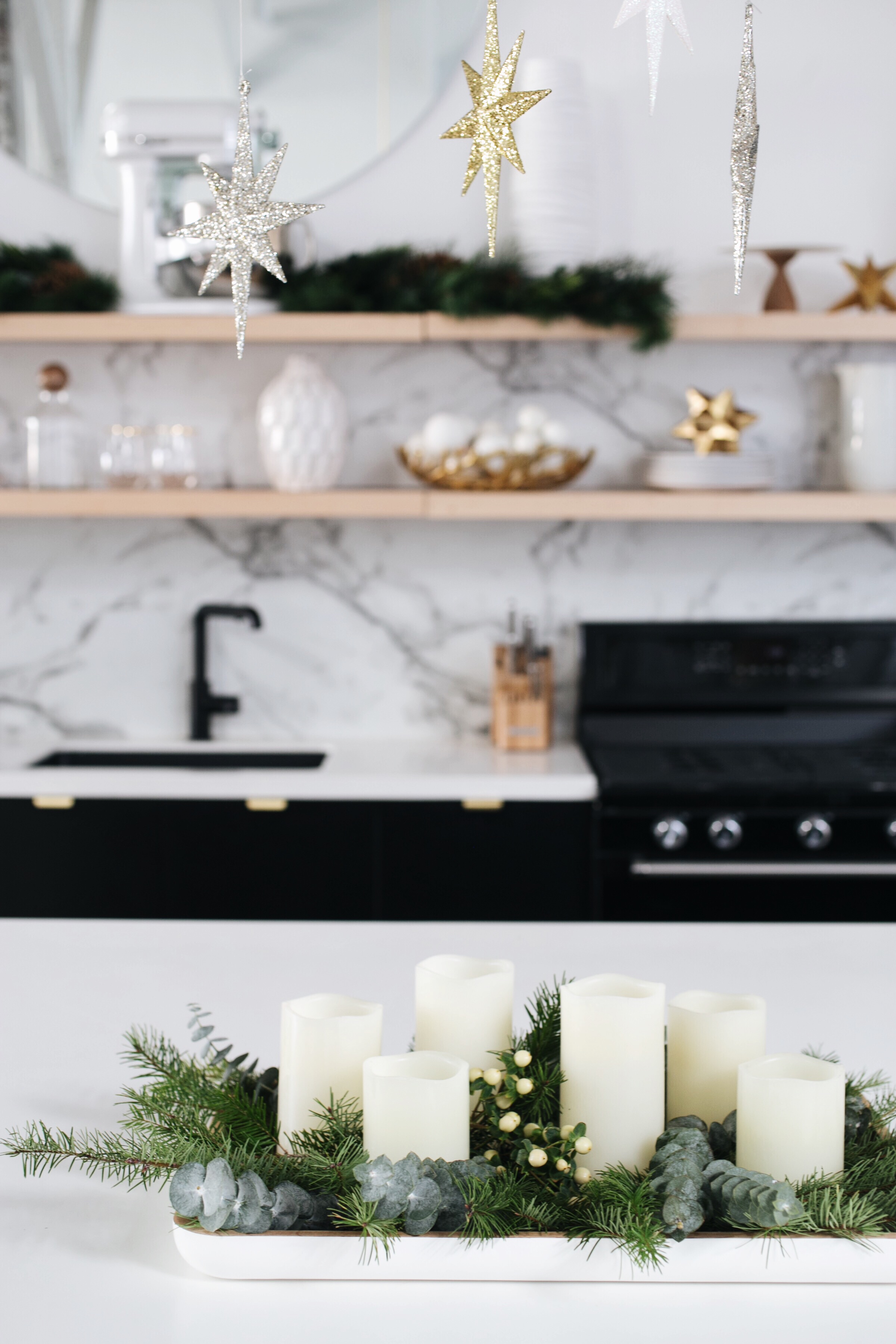 simple holiday centerpiece kitchen decor // anne sage
